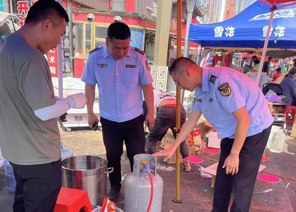 我陪群眾逛廟會伴隨式監管護航大孤山廟會